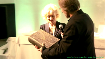 TRANSATLANTYK 2012 - Grazyna Lallemand offers Cælestis showpiece to Jan A.P. Kaczmarek